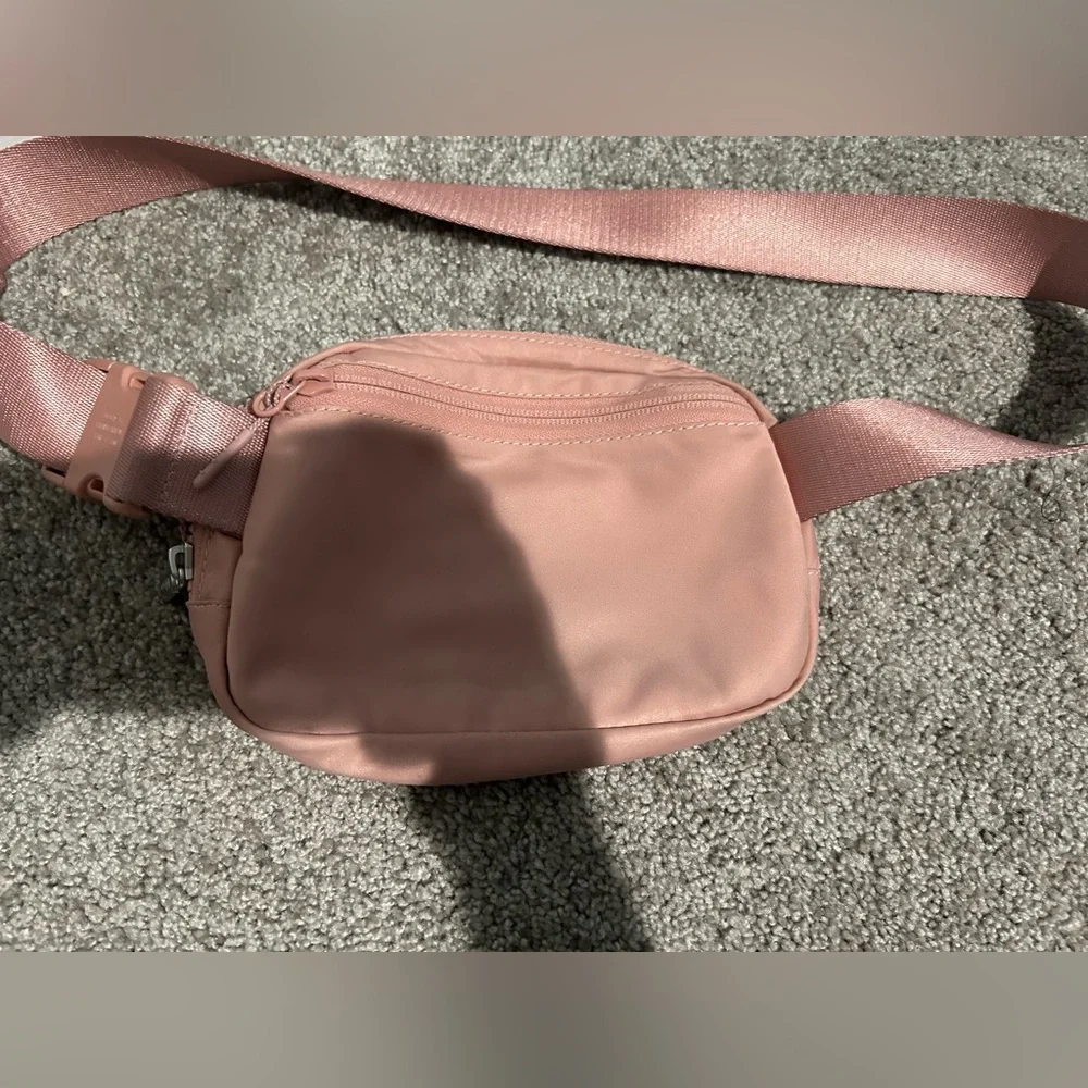 Lululemon belt bag in pink pastel - Picture 5 of 5